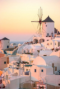 假期白色的旅游OiaSantorini希腊以美丽的浪漫日落闻名图片