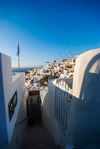 OiaSantorini希腊以美丽的浪漫日落闻名屋顶丰富多彩的圆图片