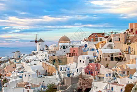 旅游蓝色的OiaSantorini希腊以美丽的浪漫日落闻名钟楼图片