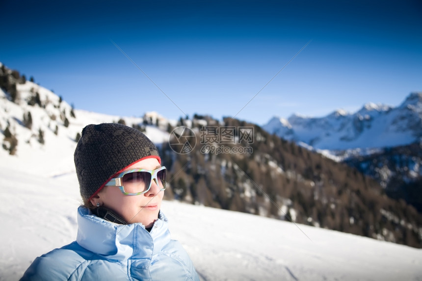 意大利山的阳光下年轻女日光下的青年活动冰喜悦图片
