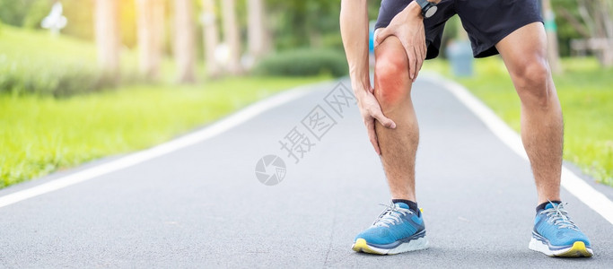 户外跑步时肌肉疼痛的男性图片