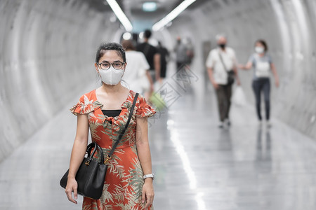 佩戴口罩的女游客背景图片