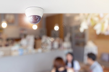 为了白色的私人餐厅内闭电视系统安全装在天顶的监视摄像头以测餐馆保护客户监控概念和测闭路电视监督摄像机设在饭店内图片
