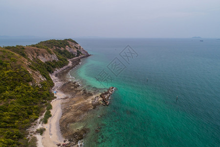 加勒比海洋浪滩和岩石岸线以及美丽森林的空中顶层景色美丽的自然景观背岛屿和热带旅游者的背景印度尼西亚清除图片