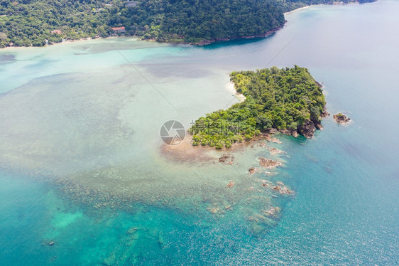 海洋浪滩和岩石岸线以及美丽森林的空中顶层景色美丽的自然景观背岛屿和热带旅游者的背景加勒比海普吉岛白色的图片