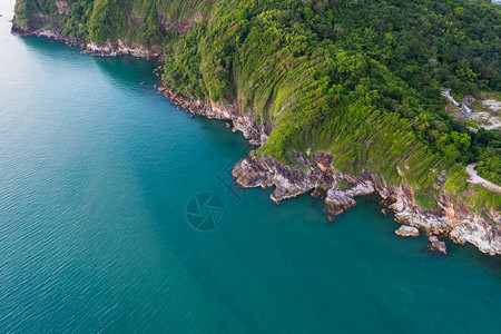 水游艇白色的海洋浪滩和岩石岸线以及美丽森林的空中顶层景色美丽的自然景观背岛屿和热带旅游者的背景图片