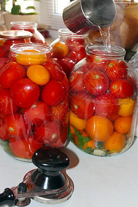 大蒜食品咸为保存红好吃西番茄而准备的罐子中西红柿为保存而准备的罐子图片