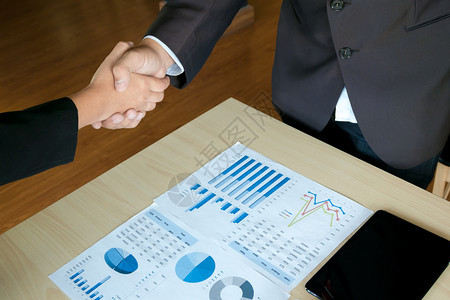 顾客企业执行主管在办公室进行握手协议项目交易业务经理招聘正式的图片