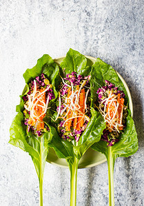 维他命豆类草药刺青混凝土生锈背景的菠萝沙拉制作健康的沙拉菜白色早餐图片