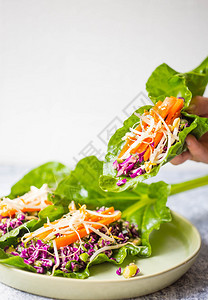 夏天素食主义者物豆类草药刺青混凝土生锈背景的菠萝沙拉制作健康的沙拉菜图片
