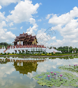 旅行绿色HomKham皇家馆泰国北部建筑风格的花图片