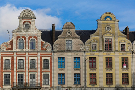 历史的阿图瓦法国Arras大广场周围的旧楼建筑旅行图片