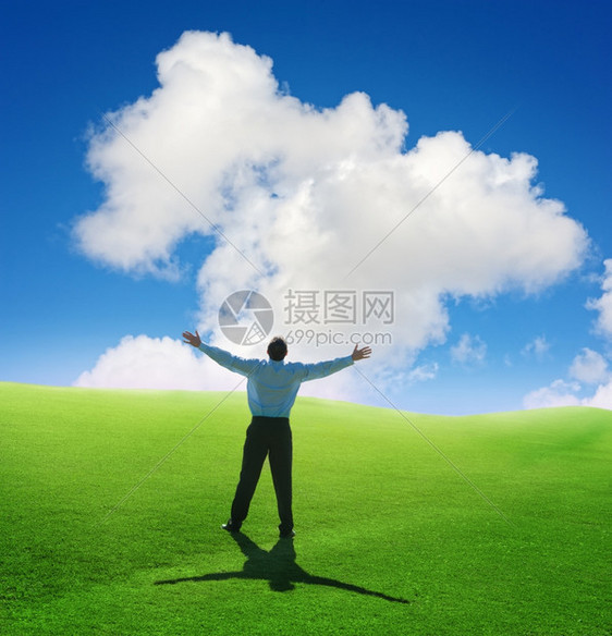 单身的白种人美丽云朵和快乐年轻男子双手举起沙洛DOF克罗波托夫图片
