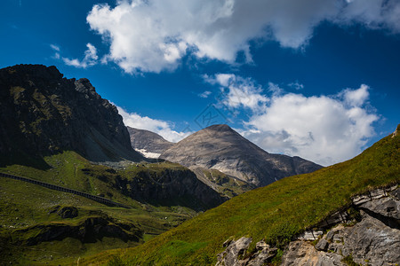 奥地利全景美丽高山盛开的草原牧场和山峰图片