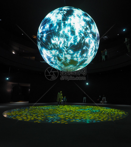 天文学辉光日本大阪2017年4月13日松尾隆博在NIFREL的球形展览大阪世博城的现场物馆WONDERMOMENTS松尾隆博星系图片