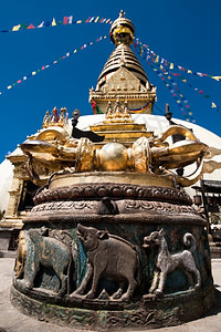 文化藏宽慰在尼泊尔加德满都佛教圣殿SwayambhunathStupapa猴子寺与大象和Vajradorje一起图片