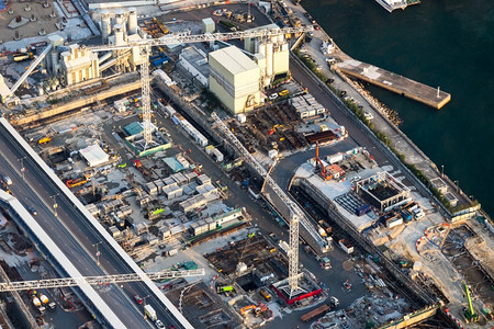 经济亚洲地标与起重机一在香港附近的建筑施工中作的空城市景色香港摘要未来城市景色图片