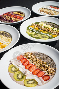 桌子抗氧化剂埃及选取五种不同的滑盘碗有不同水果酸奶颗粒和坚果种子图片