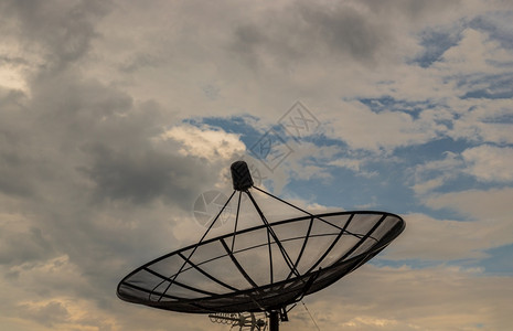 现代的播送对抗蓝天空背景的黑色卫星Dish天线接收器用于通信和媒体产业象征全球通信无文本自由复制空间选择重点在蓝色天空背景下打击图片