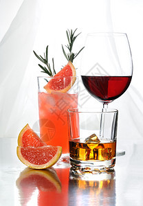 柯林斯玻璃杯中的帕洛玛鸡尾酒加冰块的石头杯中威士忌波尔多形玻璃杯中的红酒自助餐假期龙舌兰酒图片