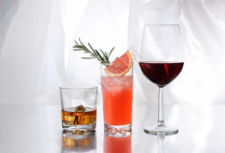 喝威士忌酒清爽柯林斯玻璃杯中的帕洛玛鸡尾酒加冰块的石头杯中威士忌波尔多形玻璃杯中的红酒图片