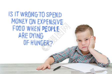 无论情感童年穿着格子衬衫的高加索学龄男孩思考世界的问题虑当全世界人民正在死于饥饿时是否购买昂贵的食物在世界上人们饿死的时候是否购图片