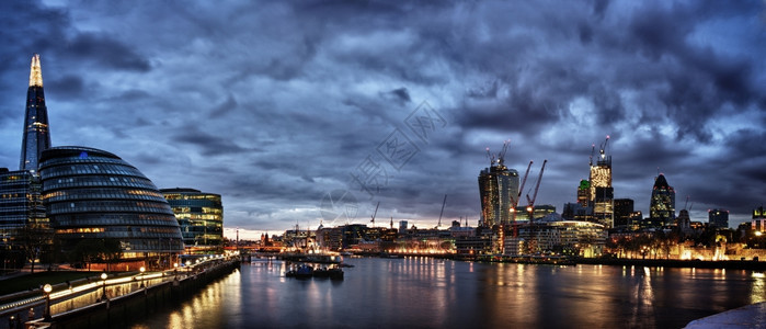城市镜子景观晚上新伦敦市政厅河边的全景图片