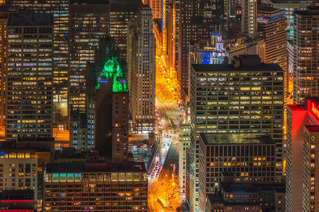 游客芝加哥城景和摩天大楼的紧闭建筑在夜间美国市中心天线航空观建筑与带有旅游概念行人日落图片