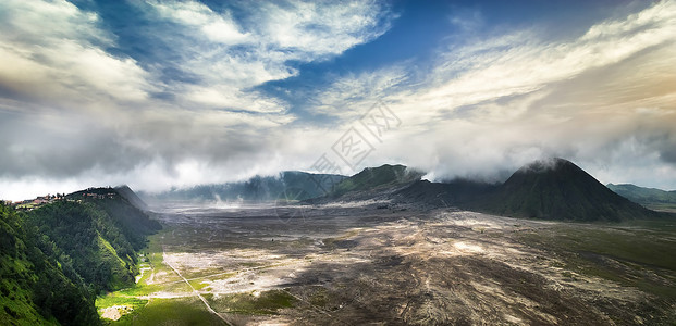 Bromo山令人惊叹的全景观印度尼西亚火山活跃Java岛地貌阴云下村庄巴托克陨石坑多云的图片