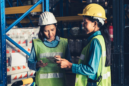 商品分配在仓库工作的女人物流供应链和仓库业务概念在仓库工作的女人命令图片