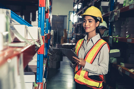 在仓库工作的女人物流供应链和仓库业务概念在仓库工作的女人零售后勤命令图片