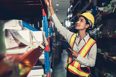在仓库工作的女人物流供应链和仓库业务概念在仓库工作的女人难的商品职员图片