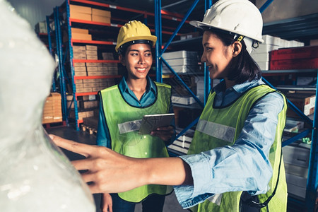 在仓库工作的女人物流供应链和仓库业务概念在仓库工作的女人交货管理员职业图片