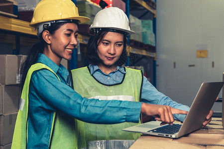 亚洲人女士管理在仓库工作的女人物流供应链和仓库业务概念在仓库工作的女人图片