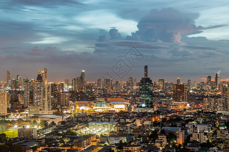 具体来说夜晚街道曼谷泰国20年1月日曼谷市中心城风景在商业区的曼谷市中心晚上有明亮的夜光照灯图片