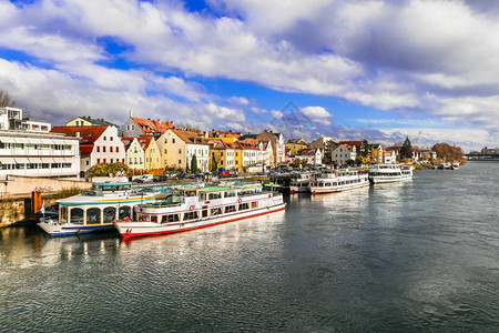 德国美丽的城镇在多瑙河上空的雷根斯堡风景以巡游巴伐利亚德国旅行的陆地标志闻名巴伐利亚雷根斯堡景观户外旅游图片