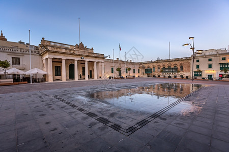 喷泉镇马耳他瓦莱塔的圣乔治广场和共国街地中海图片