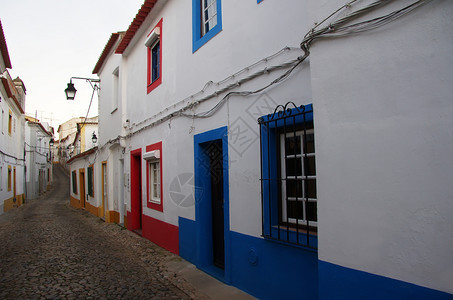 埃武拉市的老街葡萄牙阿连特茹古董颜色门图片