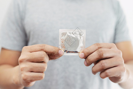 安全的艾滋男子使用避孕套预防艾滋病图片