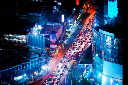 车辆泰国曼谷街对面的摩天大厦和城市交通灯光照亮的夜市风景空中视窗全泰国曼谷旅行超现实主义图片