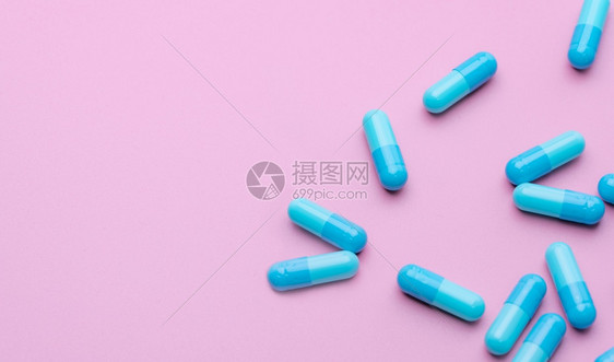松弛剂传播于粉红背景的蓝色抗生素胶囊药丸物医业保健和学概念卫生预算Capsule制造业保健和医疗抗菌痛风图片