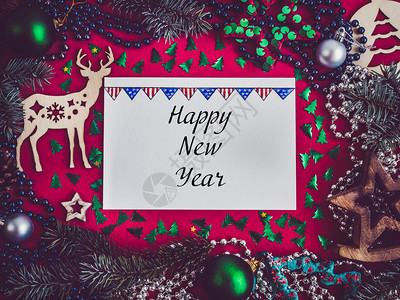 白色的鹿帽新年多彩装饰银珠圣诞树枝在红色表面绘画笔记本顶观特视平贴厚贺卡新年多彩和圣诞奖章图片