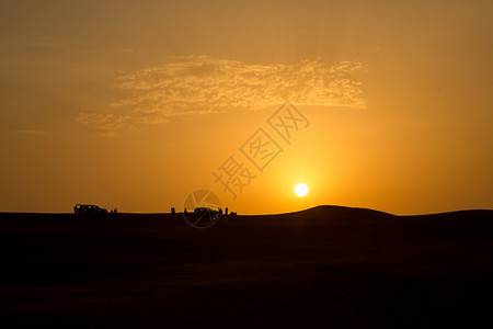 太阳阿联酋迪拜沙迦平岩漠日落勘探土地图片