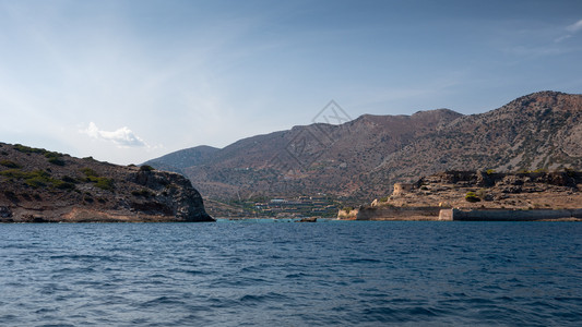 Spilalonga岛NECrete历史遗弃的麻风病殖民地背景与Plaka村希腊语建筑学图片