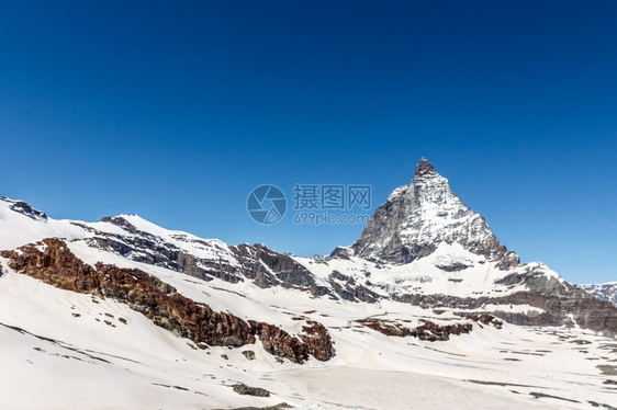 攀登欧洲美丽的山峰蓝天空背景的马多霍山阿尔卑斯瑞士泽马特吸引力图片