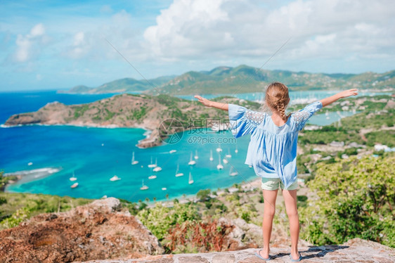 绿松石可爱的小孩享受加勒比海安提瓜风景如画的英国港景色加勒比海热带岛屿天堂湾的景色可爱小孩享受加勒比海安提瓜风景如画的英国港景色图片