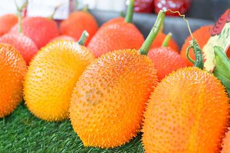 Gac水果BabyJackfruitSpinyBitterGourd在泰国木箱装的Gac果子中具有药品特新鲜的植物自然图片