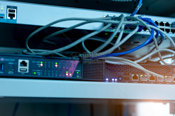 使用权光学数据中心以太网电缆和络交换器计算机网络枢纽中继器互联网路由的Wifi插件用于数据安全通信网络无线互联的连接点设备插头图片