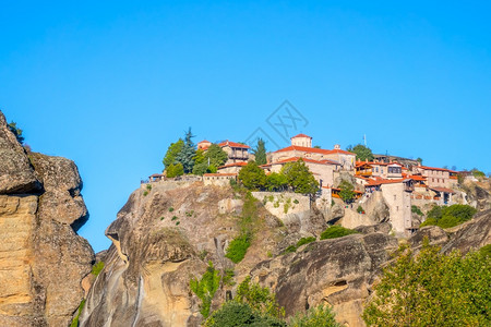 建造宗教希腊在梅托拉的清夏日数栋建筑一个岩石修道院有红色屋顶面对无云的蓝天空岩石和头修道院对抗蓝天景观背景