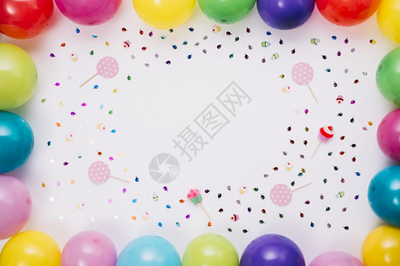 蛋糕甜点彩色气球边框与五彩纸屑道具白色背景高分辨率照片彩色气球边框与五彩纸屑道具白色背景高质量照片横幅图片